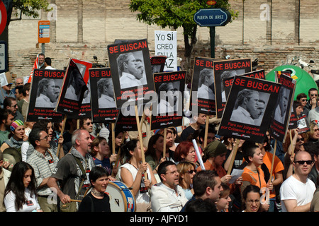 Personnes qui protestaient contre George Bush et la guerre en Irak Espagne Séville 22 Mars 2003 Banque D'Images