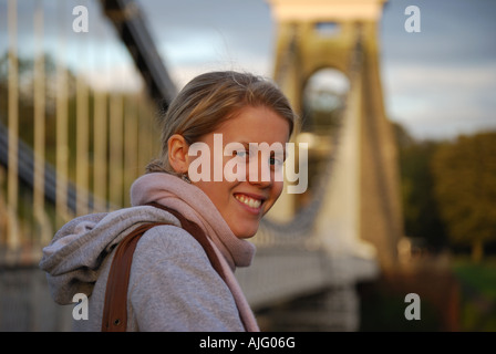 Jeune femme debout sur Clifton Suspension Bridge, Bristol, England, United Kingdom Banque D'Images