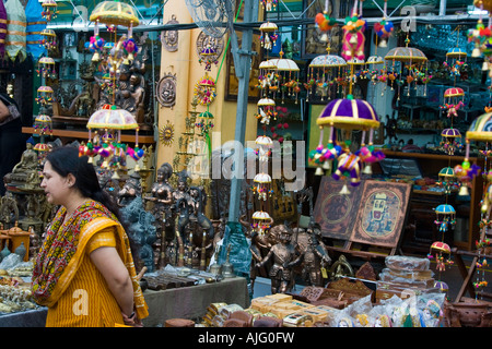 Femme indienne devant un petit magasin de souvenirs hindous Inde Singapour Banque D'Images