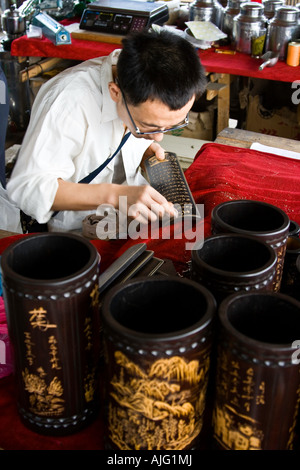 Ouvrier en souvenir de bambou Huizhou Hongcun Hongcun Village Province Chine Banque D'Images