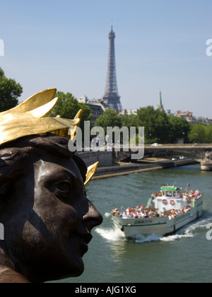 France Ile De France Paris Bateau avec visites de touristes passe sous Statue en bronze de femme sur le Pont Alexandre III Pont Banque D'Images