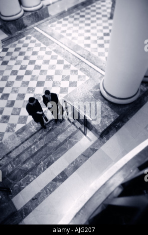 Deux hommes d'entretien promenade dans un hall du palais, vue de passage Banque D'Images