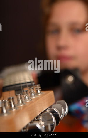 Adolescent fille jouant une guitare électrique Banque D'Images