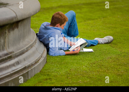 Jeune homme lecture le nouveau gazon pendant les "Visiter Londres" Événement à Trafalgar Square London Banque D'Images