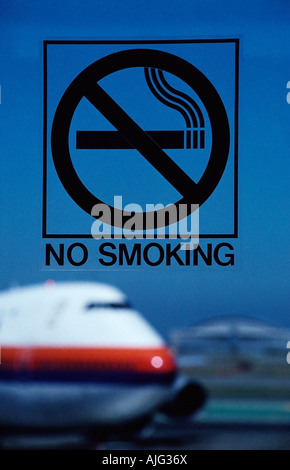 Panneau de non-fumeurs et un avion commercial à l'aéroport international de San Francisco. Banque D'Images