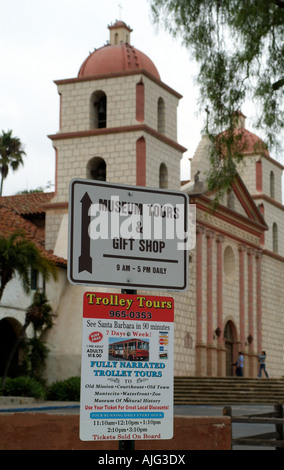 La vieille Mission Santa Barbara California USA établie par les Franciscains espagnols en 1786 un bâtiment d'intérêt historique maintenant ouvert à tou Banque D'Images