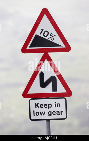 Raide et windy road gardez à basse de 10 panneaux de danger triangulaire sur route de montagne dans les montagnes de Mourne Banque D'Images