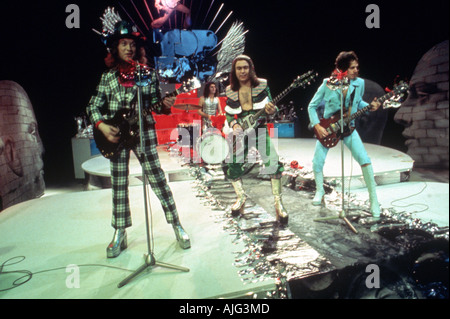 SLADE UK groupe sur une émission de télévision néerlandaise de 1973 De gauche Noddy Holder Don Powell à la batterie Dave Hill et Jimmy Lea Banque D'Images