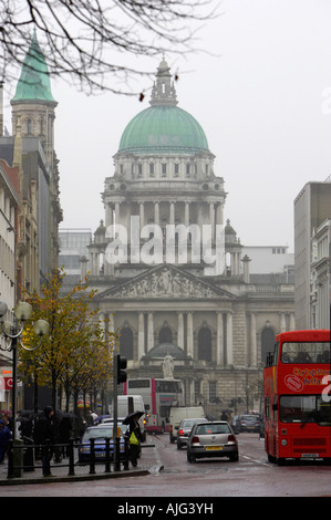 À la recherche d'un vers le bas et humide l'hiver Donegall Place vers Belfast City Hall Banque D'Images