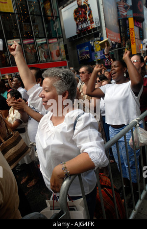 Organisé par l'église de Times Square des milliers s'entassent dans Times Square pour une réunion de prière Banque D'Images