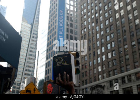 Organisé par l'église de Times Square des milliers s'entassent dans Times Square pour une réunion de prière Banque D'Images