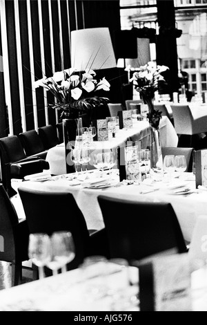 Les paramètres de table pour mariage (image en noir et blanc) Banque D'Images