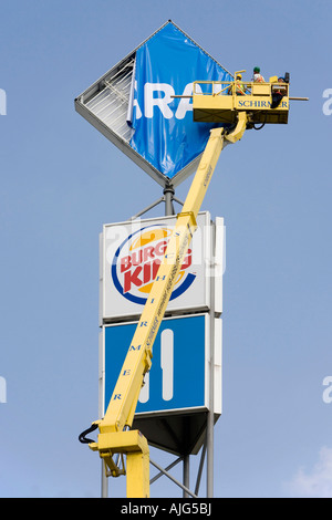 L'installation du logo d'ARAL à un service d'autoroute, avec une grue. Est le plus populaire d'ARAL entreprise pétrolière en Allemagne Banque D'Images