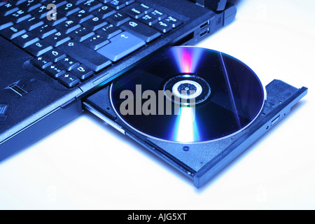 Tout nouvel ordinateur portable avec cd en ouvrir le lecteur de cd shot on white Banque D'Images