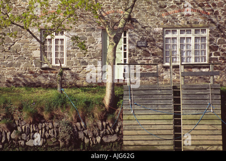 Maison en pierre sur une rivière. Banque D'Images