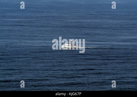 Le bateau de pêche de la ville de Redondo sur l'océan Pacifique Sud de la Californie USA un petit bateau dans un grand étang Banque D'Images