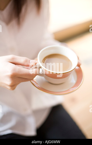 Jeune femme ayant tasse de café Banque D'Images