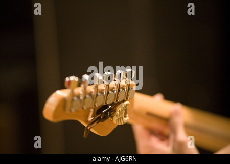 Jeune homme jouant de la guitare électrique Banque D'Images