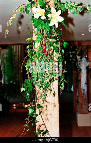 Des fleurs de mariage sur un pilier Banque D'Images