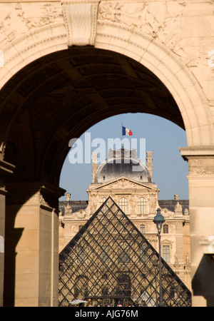 France Ile De France Paris Aile Sully du musée du Louvre Museum Art Gallery vu à travers l'Arc de triomphe du Carrousel Banque D'Images