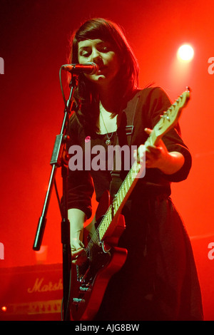 Laura Mary Carter de Blood Red Shoes pendant un concert de palladium à Cologne Allemagne Banque D'Images