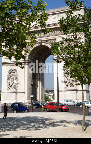 France Ile De France Paris Le trafic important autour de l'Arc de Triomphe de la Place Charles De Gaulle Banque D'Images