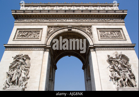 FRANCE Ile de France Paris Façade de l'Arc de Triomphe de la Place Charles de Gaulle avec de hauts-reliefs par Cortot et rude Banque D'Images