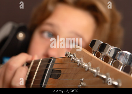 Adolescent fille jouant une guitare électrique Banque D'Images