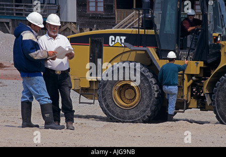 Surveyor et chef de projet sur site avec l'équipage de construction sur chantier USA Banque D'Images