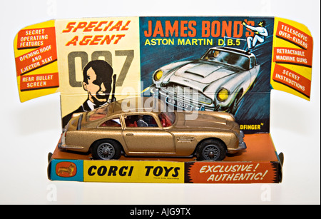 Voiture modèle Corgi James Bond 007 Aston Martin DB5 avec l'emballage d'affichage d'origine Banque D'Images