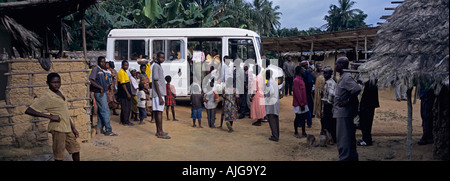 Les enfants de l'école de monter dans le bus de l'école de l'Ouest Ghana Teberebie village région Ashanti Banque D'Images