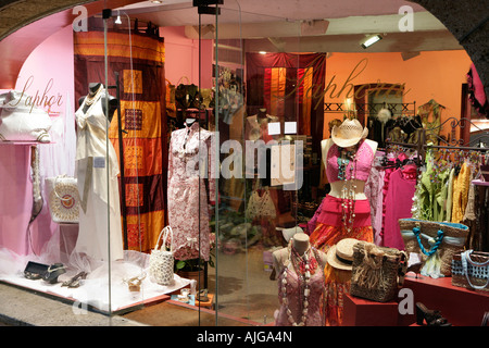 Saint Tropez, Noble shop avec des vêtements et des sacs dans le centre de la ville Banque D'Images