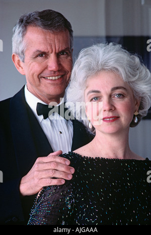 Portrait d'un riche couple de race blanche en tenue de ville Banque D'Images