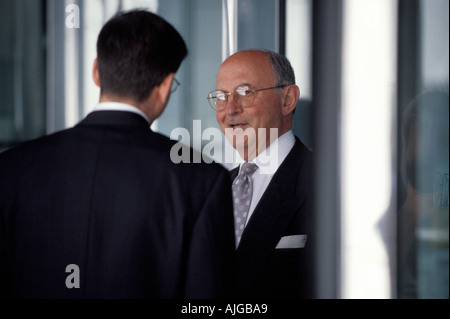 Portrait of senior businessman en discussion avec un jeune cadre dans le bâtiment Atrium Banque D'Images