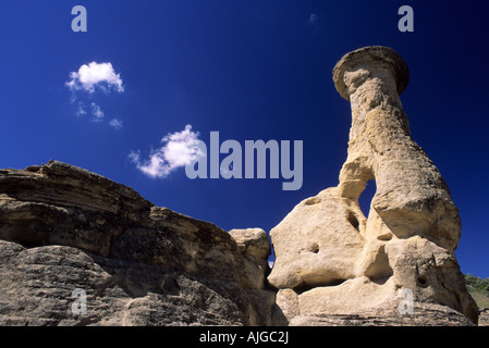 Hoodoos contre le ciel bleu dans le sud de l'Alberta, Canada. Banque D'Images