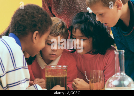 L'école élémentaire faisant expérience scientifique Banque D'Images