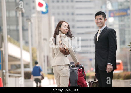 Business couple poussant poussette de bébé Banque D'Images