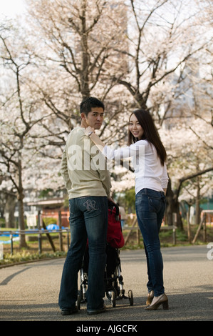 Les parents poussant poussette de bébé Banque D'Images