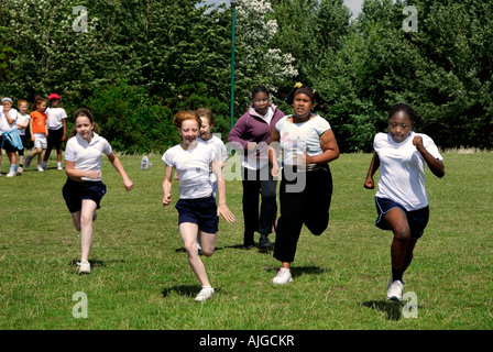 Les élèves de l'ÉCOLE AU COURS DE LA COURSE DE LA JOURNÉE DU SPORT SCOLAIRE Banque D'Images