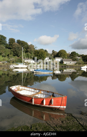 La fin de l'été avec toujours de l'eau sur la rivière, au village de Cornouailles Lerryn près de Fowey Banque D'Images