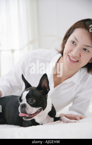 Jeune femme et Boston Terrier Banque D'Images