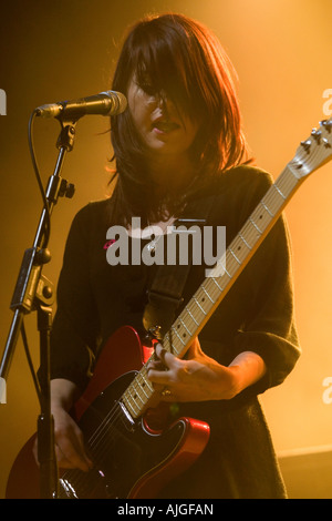 Laura Mary Carter de Blood Red Shoes pendant un concert de palladium à Cologne Allemagne Banque D'Images