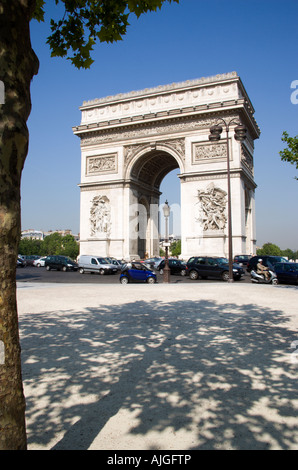 France Ile De France Paris Le trafic important autour de l'Arc de Triomphe de la Place Charles De Gaulle Banque D'Images