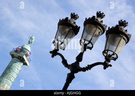 France Ile De France Paris Place Vendôme Ornate lampadaire et statue de Napoléon au sommet d'une colonne sur le modèle de la colonne Trajane Banque D'Images