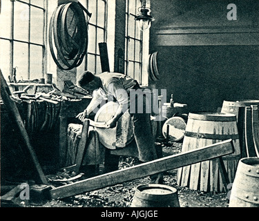 Cooper à la brasserie, 1930 Photo de l'artisan faisant du fourreau dans son atelier Banque D'Images