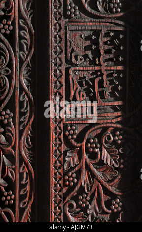 Ornately carved porte avec sculpture arabe lourdes portes en bois sont une caractéristique de Stone Town Zanzibar Tanzanie Banque D'Images