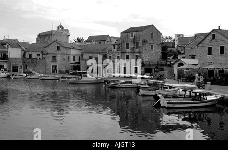 Petit port pittoresque de Vrboska sur l'île dalmate de Hvar en Croatie Banque D'Images