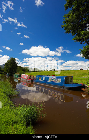 Narrowboats sur le canal de Brecon et Monmouth South Wales UK Banque D'Images