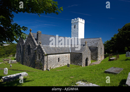 St James Church St Florence avec vue sur Château De Manorbier dans l'ouest du pays de Galles Banque D'Images