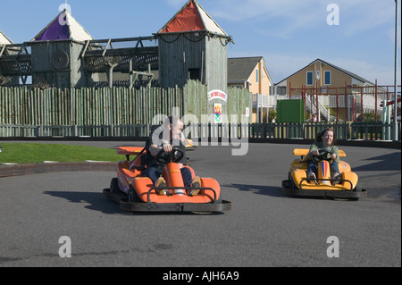 Panier go kart racing à racetrack au camp de vacances Butlins Skegness Lincolnshire Angleterre Royaume-Uni Europe du nord Banque D'Images